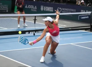 A Women playing tenis